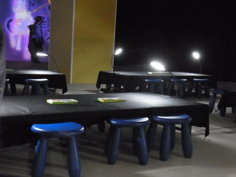 『お絵かき水族館』のイベント会場です。テーブルとイスにクレヨンが用意されています。