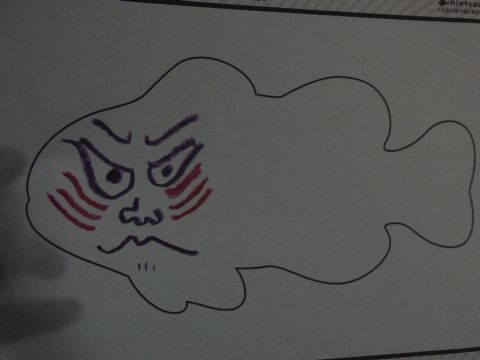 カクレクマノミの型に歌舞伎風の顔を描いてみました。
