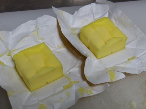 バターは15g使います。このバターは7gが小分けされているので、2つで14g使いました。