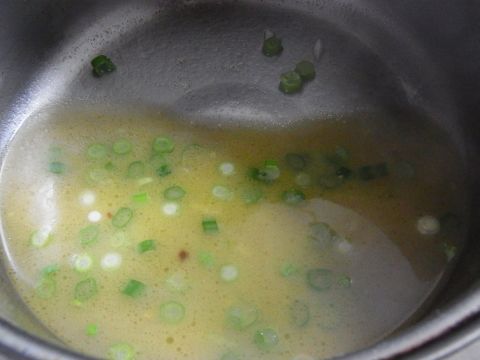 煮汁に刻んだ万能ネギ（1/4束分）を入れて煮詰めます。