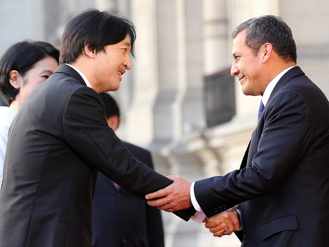 2014 1 27 ペルー大統領府歓迎式典11 ウマラ大統領と握手　秋篠宮 (3)