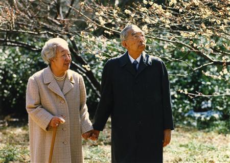1986 2 25　香淳皇后83歳お誕生日画像として皇居吹上御苑にて撮影。香淳皇后の手を優しく引かれる昭和天皇