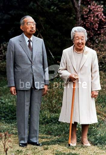 1986 4 18　昭和天皇85歳お誕生日画像、皇居内をお散歩される昭和天皇・香淳皇后