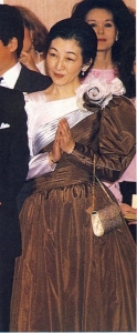 1986 2　ボストンフィルハーモニー交響楽団のパーティーにご出席の美智子妃殿下(左)。茶＆白で斜めに切り替えた大量のタックやドレープを取ったドレスをお召し (7)