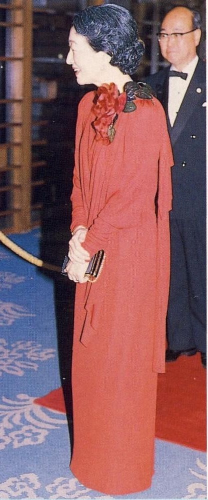 1986 2　ボストンフィルハーモニー交響楽団のパーティーにご出席の美智子妃殿下(左)。茶＆白で斜めに切り替えた大量のタックやドレープを取ったドレスをお召し (6)