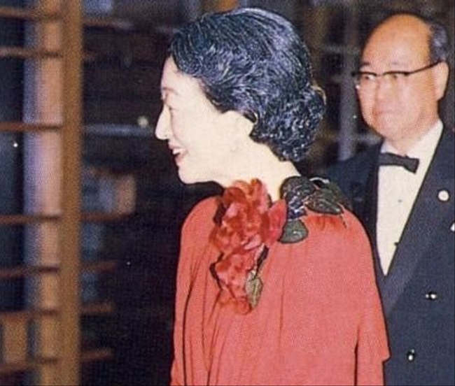 1986 2　ボストンフィルハーモニー交響楽団のパーティーにご出席の美智子妃殿下(左)。茶＆白で斜めに切り替えた大量のタックやドレープを取ったドレスをお召し (3)