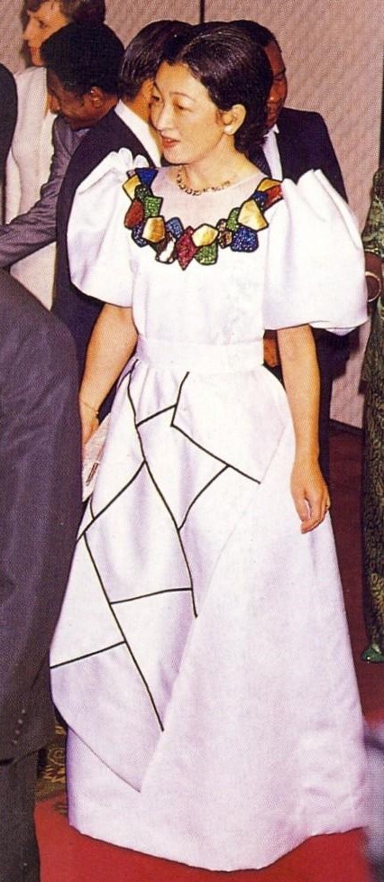 1986 2　ボストンフィルハーモニー交響楽団のパーティーにご出席の美智子妃殿下(左)。茶＆白で斜めに切り替えた大量のタックやドレープを取ったドレスをお召し (5)