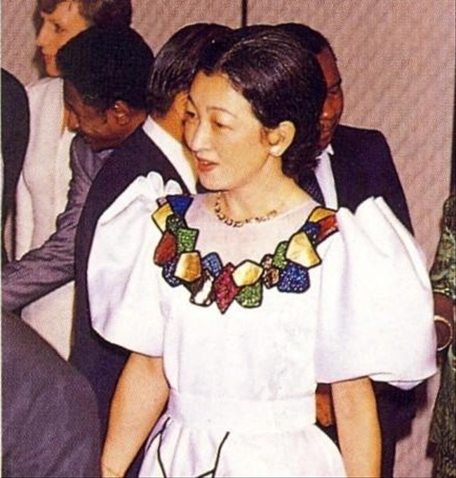 1986 2　ボストンフィルハーモニー交響楽団のパーティーにご出席の美智子妃殿下(左)。茶＆白で斜めに切り替えた大量のタックやドレープを取ったドレスをお召し (4)