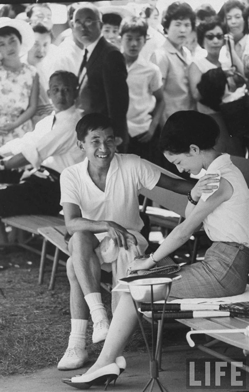 1964 8　軽井沢でテニスの際、ベンチで休む両殿下。縮小　