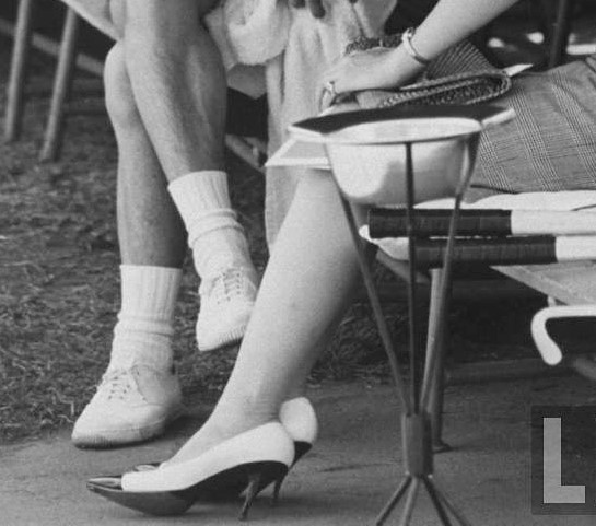 1964 8　軽井沢でテニスの際、ベンチで休む両殿下。美智子妃殿下は肩にハンカチをあてていらっしゃる。野次馬が大量にいるからか、皇太子殿下も苦笑い (4)