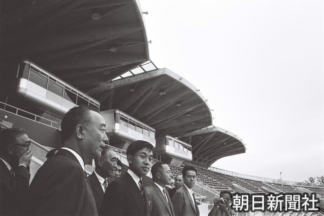 1964 9　東京五輪のメイン会場となる国立競技場をご視察される皇太子殿下。左はオリンピック委員会の竹田恒徳委員長