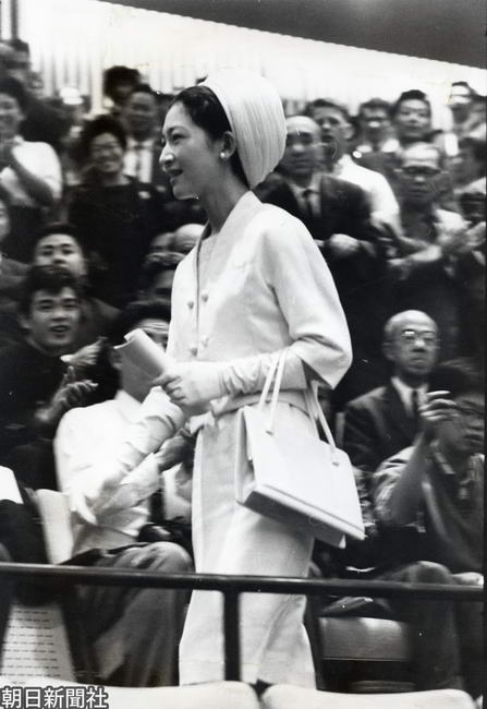 1964 10 　重量挙げの観戦に訪れた美智子妃殿下。渋谷公会堂で