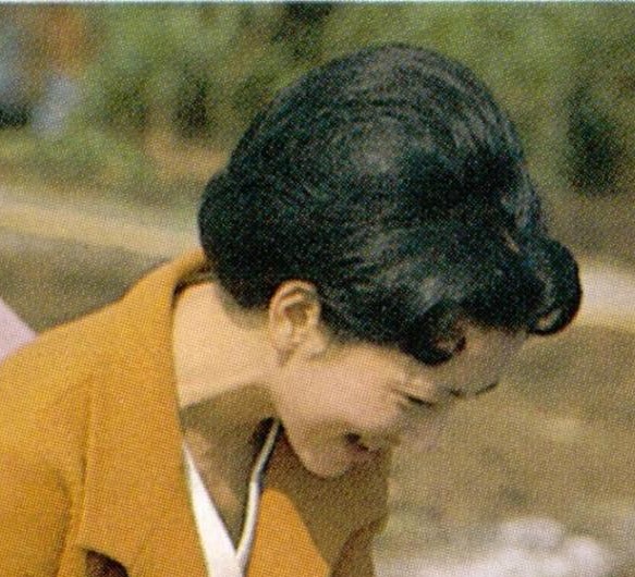 1964 10 30日　学習院幼稚園芋掘り遠足での浩宮と美智子妃。優雅にしゃがまれて軍手をはめて掘り出した芋を袋に入れています (3)