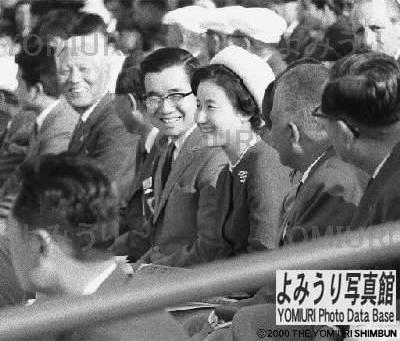 1964 10 16日　東京オリンピックでクレー射撃を観戦する常陸宮同妃両殿下（よみうり写真館）