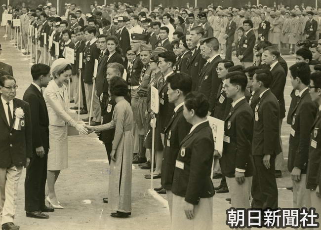 1964 10　東京オリンピック世界青少年キャンプ開村式で、ベトナム代表と握手をされる美智子妃殿下と皇太子殿下。東京都世田谷区の東京学芸大学世田谷校舎で