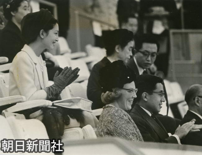 1964 10月　柔道無差別級の試合を観戦される皇太子同妃両殿下とオランダのベアトリックス王女。日本武道館で