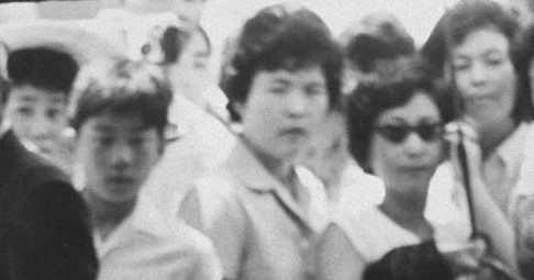 1964 8　軽井沢でテニスの際、ベンチで休む両殿下。美智子妃殿下は肩にハンカチをあてていらっしゃる。野次馬が大量にいるからか、皇太子殿下も苦笑い (5)