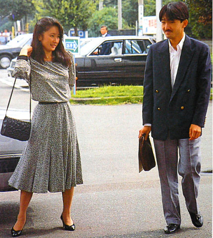 1989 9 22日　油壺マリンパークデート、礼宮殿下とバッグを肩にかけ直す仕草の紀子さん