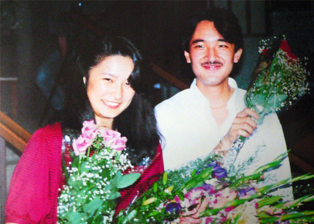 1989 9 9日　ご婚約祝いで友人たちが開いてくれたフェリー船上パーティーにてお祝いの花束を手にされている礼宮殿下と川嶋紀子さんのお二人