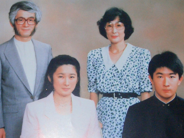 1989 9 9日　正式婚約の前に目白駅前の飯島写真館でご家族と記念撮影する川嶋紀子さん