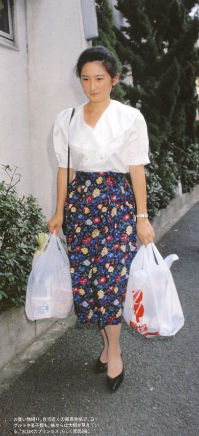 1989 9 1日　自宅近くの都民生協からお買い物袋を提げてお帰りの川嶋紀子さん