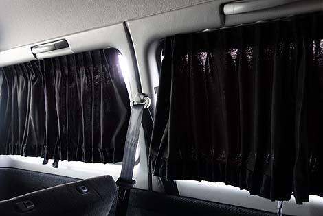 ホームレス車中生活の目隠し用にカーテンを設置（初代ステップワゴン）