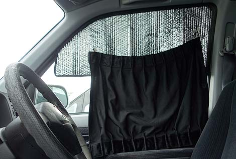 ホームレス車中生活の目隠し用にカーテンを設置（初代ステップワゴン）