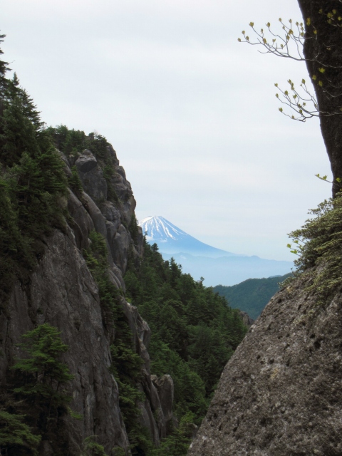 4岩峰の隙間から富士山_8471