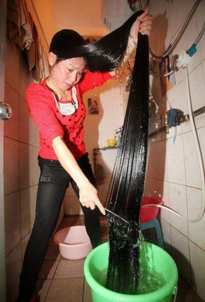 髪の長い女性の洗髪作業