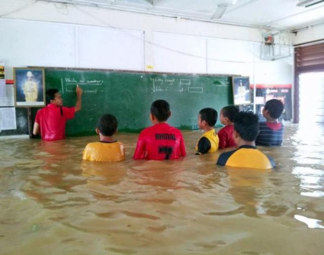 水没した教室での授業